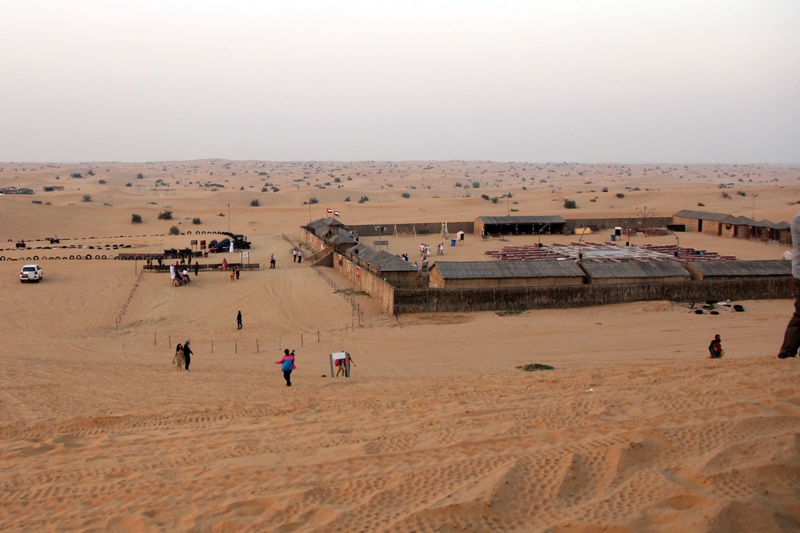 Dubai camp. Деревня бедуинов Абу Даби. Деревня бедуинов в Дубае. Военная база Дубай. Сахара лагерь.